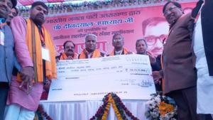 BJP leaders present a cheque to Ramlal in Dehradun on Sunday.(HT PHOTO) BJP leaders present a cheque to Ramlal in Dehradun on Sunday.(HT PHOTO)