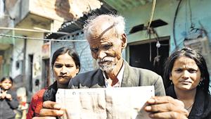Shamshudin says he doesn't have a bank account to withdraw the money. He lost his wife in the fire.(Sanchit Khanna/HT PHOTO) Shamshudin says he doesn't have a bank account to withdraw the money. He lost his wife in the fire.(Sanchit Khanna/HT PHOTO)