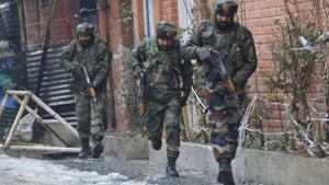 Indian Army personnel take position during an encounter with militants in Karan Nagar, Srinagar.(Waseem Andrabi/HT Photo) Indian Army personnel take position during an encounter with militants in Karan Nagar, Srinagar.(Waseem Andrabi/HT Photo)