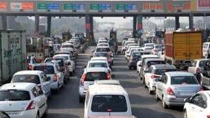 Panchayat told the CM that the government should try to manage the toll plaza at its existing location and expand the toll plaza by a few more lanes for smooth movement of traffic.(Parveen Kumar/HT Photo)