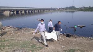Every Saturday afternoon, a group of doctors, scientists and engineers of Delhi put their stethoscopes and lab coats aside to take up brooms, shovels and pickaxes to clean the Yamuna.(HT Photo) Every Saturday afternoon, a group of doctors, scientists and engineers of Delhi put their stethoscopes and lab coats aside to take up brooms, shovels and pickaxes to clean the Yamuna.(HT Photo)