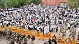 Police deployed as farmer protest during their Mahapadav (sit-in) demanding implementation of Swaminathan Commission Report in Bikaner.(PTI File) Police deployed as farmer protest during their Mahapadav (sit-in) demanding implementation of Swaminathan Commission Report in Bikaner.(PTI File)
