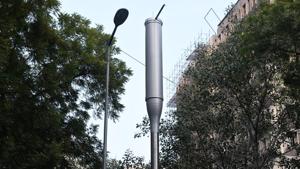 A smart pole installed by NDMC at KG Marg in New Delhi.(Mohd Zakir/HT PHOTO)