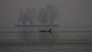 Harsh winters force Kashmiris to use conventional fuel like coal to warm homes and water. This leads to spike in pollution during winter months.(HT file photo) Harsh winters force Kashmiris to use conventional fuel like coal to warm homes and water. This leads to spike in pollution during winter months.(HT file photo)