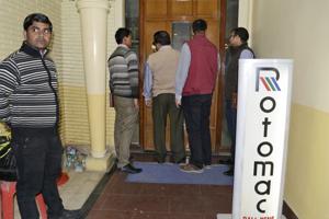 CBI officials investigation in Rotomac Global Private Limited office at Mall Road in Kanpur.(PTI Photo) CBI officials investigation in Rotomac Global Private Limited office at Mall Road in Kanpur.(PTI Photo)