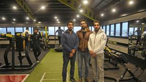 Yasub Wani (C) and his younger twin brothers Isam and Minam at Gold's Gym in Srinagar.(Waseem Andrabi/HT) Yasub Wani (C) and his younger twin brothers Isam and Minam at Gold's Gym in Srinagar.(Waseem Andrabi/HT)