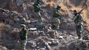 Army personnel take positions in Uri near LoC in north Kashmir on Monday.(PTI File Photo) Army personnel take positions in Uri near LoC in north Kashmir on Monday.(PTI File Photo)