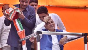 Former Haryana chief minister Bhupinder Singh Hooda at the launch of his an Kranti Yatra at Hodal Anaj Mandi in Palwal district on Sunday. The event drew huge crowds.(Sanjeev Verma/HT PHOTO) Former Haryana chief minister Bhupinder Singh Hooda at the launch of his an Kranti Yatra at Hodal Anaj Mandi in Palwal district on Sunday. The event drew huge crowds.(Sanjeev Verma/HT PHOTO)