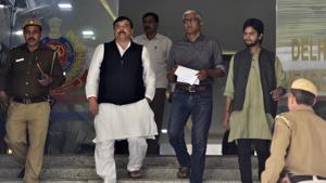 AAP Rajya Sabha MP Sanjay Singh and senior party leader Ashutosh step out of the Delhi Police headquarters after the meeting Delhi police commissioner Amulya Patnaik on Monday.(Sonu Mehta/HT PHOTO) AAP Rajya Sabha MP Sanjay Singh and senior party leader Ashutosh step out of the Delhi Police headquarters after the meeting Delhi police commissioner Amulya Patnaik on Monday.(Sonu Mehta/HT PHOTO)