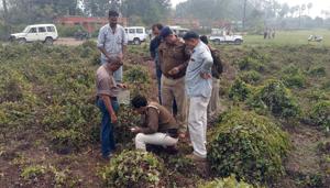 Policemen at the spot where the girl was found unconscious.(HT photo) Policemen at the spot where the girl was found unconscious.(HT photo)