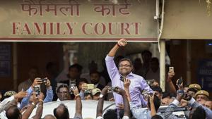 Karti Chidambaram reacts before his supporters as he leaves Patiala House Courts after appearing in INX case in New Delhi on Tuesday.(PTI Photo) Karti Chidambaram reacts before his supporters as he leaves Patiala House Courts after appearing in INX case in New Delhi on Tuesday.(PTI Photo)