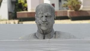 Restoration work in progress after Syama Prasad Mookerjee’s statue was vandalised in Kolkata.(HT Photo/Samir Jana) Restoration work in progress after Syama Prasad Mookerjee’s statue was vandalised in Kolkata.(HT Photo/Samir Jana)