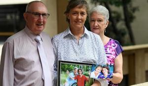 Jill Kindt holds a photo of her with her late wife Jo Grant, joined by Jo's mother Sandra Kelly and her husband Paul at Parliament House in Brisbane on Wednesday.(Reuters) Jill Kindt holds a photo of her with her late wife Jo Grant, joined by Jo's mother Sandra Kelly and her husband Paul at Parliament House in Brisbane on Wednesday.(Reuters)