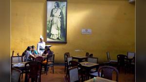 A waiter serves schoolgirls beneath a portrait of Rabindranath Tagore in the Indian Coffee House, Kolkata, 2013.(Stuart Freedman/Tasveer) A waiter serves schoolgirls beneath a portrait of Rabindranath Tagore in the Indian Coffee House, Kolkata, 2013.(Stuart Freedman/Tasveer)