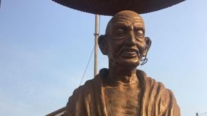 In Thaliparambha in north Kerala’s Kannur district, vandals hurled stones and bottles, damaging the spectacles and a garland on the Gandhi statue.(HT Photo) In Thaliparambha in north Kerala’s Kannur district, vandals hurled stones and bottles, damaging the spectacles and a garland on the Gandhi statue.(HT Photo)