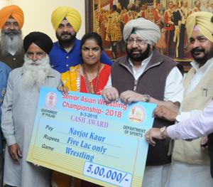 Punjab CM Captain Amarinder Singh presenting a Rs 5 lakh cheque to Navjot Kaur in Chandigarh on Thursday.(HT Photo) Punjab CM Captain Amarinder Singh presenting a Rs 5 lakh cheque to Navjot Kaur in Chandigarh on Thursday.(HT Photo)