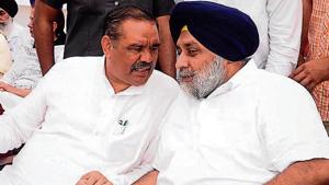 Former deputy CM Sukhbir Badal and Union minister Vijay Sampla at ‘Pol Khol’ rally near Hoshiarpur on Friday.(HT Photo) Former deputy CM Sukhbir Badal and Union minister Vijay Sampla at ‘Pol Khol’ rally near Hoshiarpur on Friday.(HT Photo)