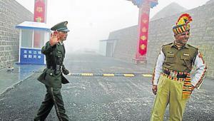 (FILES) This file photo taken on July 10, 2008 shows a Chinese soldier (L) next to an Indian soldier at the Nathu La border crossing between India and China in Sikkim.(AFP) (FILES) This file photo taken on July 10, 2008 shows a Chinese soldier (L) next to an Indian soldier at the Nathu La border crossing between India and China in Sikkim.(AFP)
