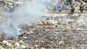School children walk past an illegal garbage dump yard at Wagholi.(Shankar Narayan/HT PHOTO) School children walk past an illegal garbage dump yard at Wagholi.(Shankar Narayan/HT PHOTO)