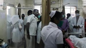 Medical staff treat victims injured in a forest fire at Rajaji Goverment hospital in Madurai on March 12.(AFP Photo) Medical staff treat victims injured in a forest fire at Rajaji Goverment hospital in Madurai on March 12.(AFP Photo)