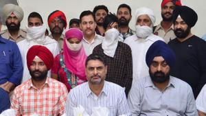 Special task force AIG Rashpal Singh (C) and other officials showing 6 kg of heroin and fake currency seized from four persons in Amritsar.(HT File) Special task force AIG Rashpal Singh (C) and other officials showing 6 kg of heroin and fake currency seized from four persons in Amritsar.(HT File)