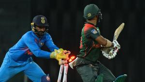 Indian wicketkeeper Dinesh Karthik (L) is keen for his side to beat Bangladesh in the final of the Nidahas Trophy 2018 T20 tri-series in Colombo on Sunday.(AFP) Indian wicketkeeper Dinesh Karthik (L) is keen for his side to beat Bangladesh in the final of the Nidahas Trophy 2018 T20 tri-series in Colombo on Sunday.(AFP)