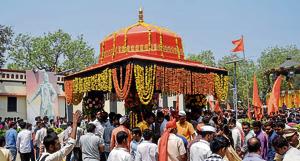 People pay homage to Chhatrapati Sambhaji Maharaj at his memorial in Vadhu, Pune(SANKET WANKHADE/HT PHOTO) People pay homage to Chhatrapati Sambhaji Maharaj at his memorial in Vadhu, Pune(SANKET WANKHADE/HT PHOTO)