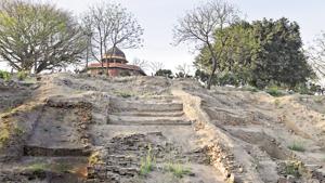 The digs from an excavation that was carried out at Purana Qila between 1969-73. Vasant Kumar Swarnkar, who is currently conducting an excavation at the Delhi fort, has uncovered the trenches from the previous excavation to open it for tourist viewing.(Arvind Yadav/HT PHOTO) The digs from an excavation that was carried out at Purana Qila between 1969-73. Vasant Kumar Swarnkar, who is currently conducting an excavation at the Delhi fort, has uncovered the trenches from the previous excavation to open it for tourist viewing.(Arvind Yadav/HT PHOTO)