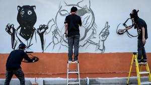 Graffiti artists begin to spray-paint a mural of panthers in protest against the illegal wildlife poaching by construction tycoon Premchai Karnasuta, in Bangkok.(AFP) Graffiti artists begin to spray-paint a mural of panthers in protest against the illegal wildlife poaching by construction tycoon Premchai Karnasuta, in Bangkok.(AFP)