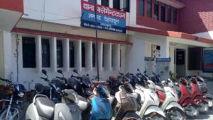 The accused allegedly purchased 30 two-wheelers on loan from five finance companies by using forged Aadhaar and PAN cards.(HT Photo) The accused allegedly purchased 30 two-wheelers on loan from five finance companies by using forged Aadhaar and PAN cards.(HT Photo)