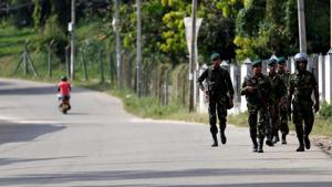 Sri Lanka Special Task Force soldiers patrol along a road after a clash between two communities in Digana, central district of Kandy, Sri Lanka March 8, 2018.(Reuters Photo) Sri Lanka Special Task Force soldiers patrol along a road after a clash between two communities in Digana, central district of Kandy, Sri Lanka March 8, 2018.(Reuters Photo)