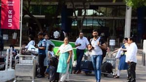 Passengers struggle to find OLA and UBER cabs at Pune airport as Ola and UBER drivers went on strike on Monday.(Shankar Narayan/HT PHOTO) Passengers struggle to find OLA and UBER cabs at Pune airport as Ola and UBER drivers went on strike on Monday.(Shankar Narayan/HT PHOTO)