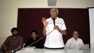 Baba Adhav talking about the PMC’s 2018-19 budget at an event organised by NGO Lokayat at SM Joshi foundation hall on Thursday.(HT PHOTO) Baba Adhav talking about the PMC’s 2018-19 budget at an event organised by NGO Lokayat at SM Joshi foundation hall on Thursday.(HT PHOTO)