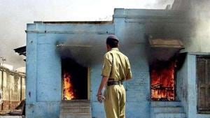 In this photograph taken on February 28, 2002, a policeman looks as fire rages in shops in Ahmedabad following an attack by a mob.(AFP File Photo) In this photograph taken on February 28, 2002, a policeman looks as fire rages in shops in Ahmedabad following an attack by a mob.(AFP File Photo)
