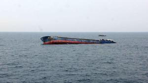 Sri Lankan Navy on Tuesday dumped in mid sea the eight bulletproof vehicles earlier used by former presidents and a vessel seized from the LTTE.(Sri Lanka Navy) Sri Lankan Navy on Tuesday dumped in mid sea the eight bulletproof vehicles earlier used by former presidents and a vessel seized from the LTTE.(Sri Lanka Navy)
