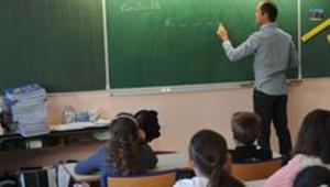 A teacher writes on a blackboard in front of pupils during a class at the Pierre Levee primary school in La Jarne near La Rochelle, southwestern France, on September 1, 2016 for the start of the school year.(AFP File Photo) A teacher writes on a blackboard in front of pupils during a class at the Pierre Levee primary school in La Jarne near La Rochelle, southwestern France, on September 1, 2016 for the start of the school year.(AFP File Photo)