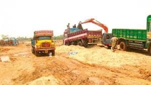 The state government has renewed licences of companies engaged in sand mining in various districts.(HT File Photo)