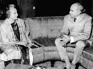 Indira Gandhi (L) meets Pakistani President Zulfikar Ali Bhutto in Shimla on June 28, 1972.(AFP)