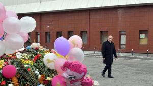 Russian President Vladimir Putin visits the site of fire, that killed at least 64 people at a busy shopping mall, in Kemerovo, Russia March 27, 2018.(Reuters) Russian President Vladimir Putin visits the site of fire, that killed at least 64 people at a busy shopping mall, in Kemerovo, Russia March 27, 2018.(Reuters)