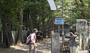 The private road leading to Fatima Church Cemetery.(Shashi S Kashyap/HT) The private road leading to Fatima Church Cemetery.(Shashi S Kashyap/HT)