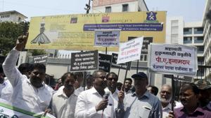 Committee members and account holders of Muslim Co-Op bank Ltd demonstrated against the bank’s chairman PA Inamdar in Pune on March 26.(RAVINDRA JOSHI/HT PHOTO) Committee members and account holders of Muslim Co-Op bank Ltd demonstrated against the bank’s chairman PA Inamdar in Pune on March 26.(RAVINDRA JOSHI/HT PHOTO)
