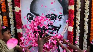 School children pay homage to a portrait of Mahatma Gandhi on his 70th death anniversary in Chennai on January 30, 2018.(PTI) School children pay homage to a portrait of Mahatma Gandhi on his 70th death anniversary in Chennai on January 30, 2018.(PTI)