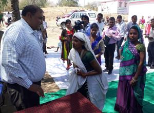 Jhabua collector Ashish Saxena greeting Motha Bilawal who appeared for her Literacy exam on her wedding day in Jhabua on Wednesday. HT photo Jhabua collector Ashish Saxena greeting Motha Bilawal who appeared for her Literacy exam on her wedding day in Jhabua on Wednesday. HT photo