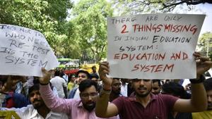CBSE board students protest against the board for announcing the re-examination of the leaked papers near Jantar Mantar in New Delhi on Thursday.(Anushree Fadnavis / Hindustan Times) CBSE board students protest against the board for announcing the re-examination of the leaked papers near Jantar Mantar in New Delhi on Thursday.(Anushree Fadnavis / Hindustan Times)