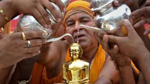 Devotees of Digambar Jain community perform rituals on a statue of Lord Mahavira on the occasion of Mahavir Jayanti.(PTI) Devotees of Digambar Jain community perform rituals on a statue of Lord Mahavira on the occasion of Mahavir Jayanti.(PTI)