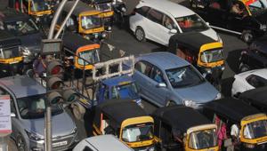 The traffic management system synchronized with google maps will aim to ease congestion, like this traffic snarl at Teen Haath Naka in Thane.(Praful Gangurde/ HT) The traffic management system synchronized with google maps will aim to ease congestion, like this traffic snarl at Teen Haath Naka in Thane.(Praful Gangurde/ HT)