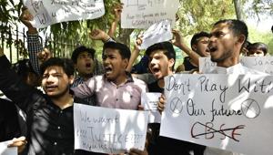 Students protest against the CBSE for holding re-examination after paper leaks, near Jantar Mantar in New Delhi , on Friday, March 30, 2018.(Anushree Fadnavis/ Hindustan Times) Students protest against the CBSE for holding re-examination after paper leaks, near Jantar Mantar in New Delhi , on Friday, March 30, 2018.(Anushree Fadnavis/ Hindustan Times)
