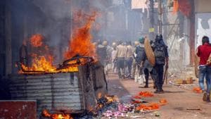 A police patrol party in Raniganj, Burdwan, were clashes and incidents of arson were reported following a Ram Navami procession.(PTI) A police patrol party in Raniganj, Burdwan, were clashes and incidents of arson were reported following a Ram Navami procession.(PTI)