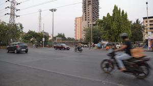 The thieves approached the businessman at a traffic signal in suburban Borivali in Mumbai on Thursday.(HT File Photo/Representative image) The thieves approached the businessman at a traffic signal in suburban Borivali in Mumbai on Thursday.(HT File Photo/Representative image)