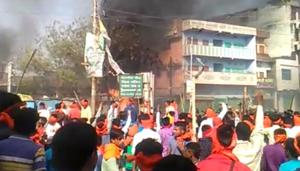 Anti-social elements indulge in arson during a clash between two groups during Ram Navami procession in Aurangabad district.(HT PHOTO) Anti-social elements indulge in arson during a clash between two groups during Ram Navami procession in Aurangabad district.(HT PHOTO)